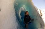 Explorando uma caverna de gelo no glaciar Viedma, no Parque Nacional Los Glaciares, região de El Chaltén, no sul da Argentina